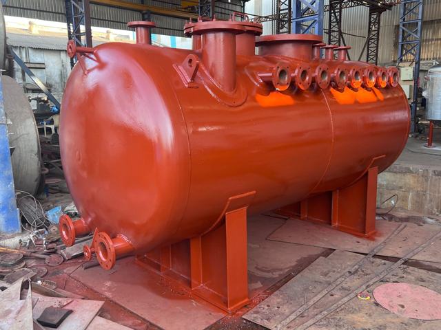 Horizontal pressure vessel on saddle supports