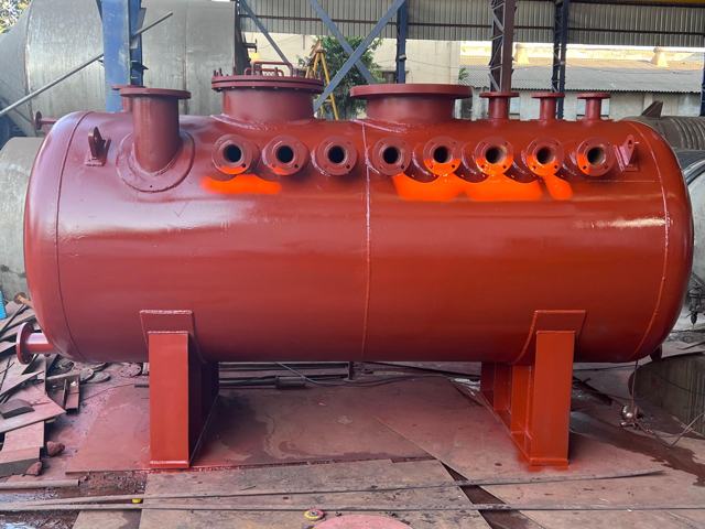 Horizontal receiver vessel with multiple flanged nozzles