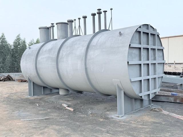 Large horizontal storage tank with stiffened flat end