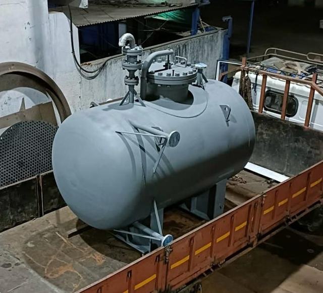 Pressure vessel loaded for dispatch