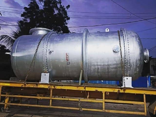 SS horizontal vessel with body flanges on transport