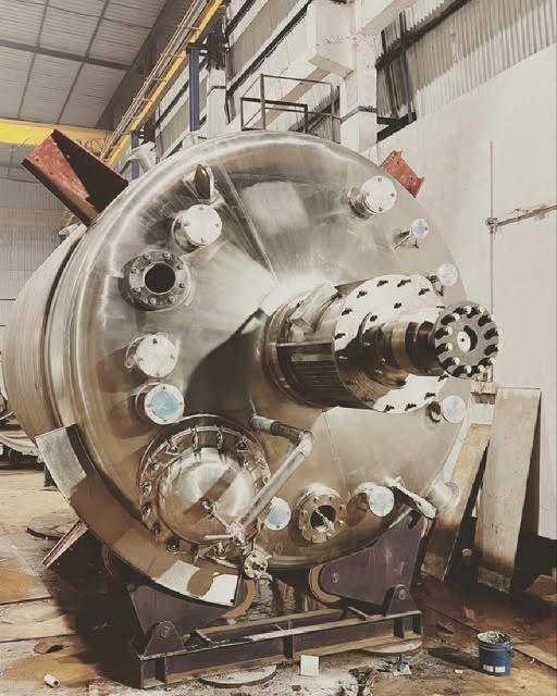 Large SS reactor with agitator drive mounting and manhole